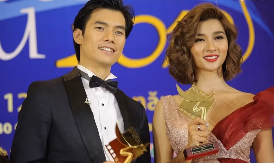 Nữ diễn viên Kim Tuyến nhận giải nữ diễn viên xuất sắc ở hạng mục phim truyền hình.