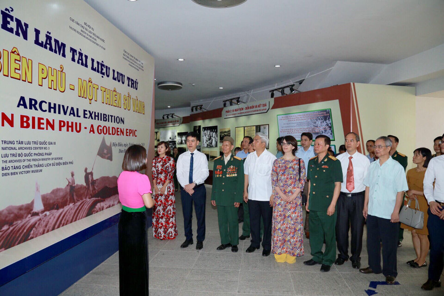 Các khách mời tham quan triển lãm. Các khách mời tham quan triển lãm.