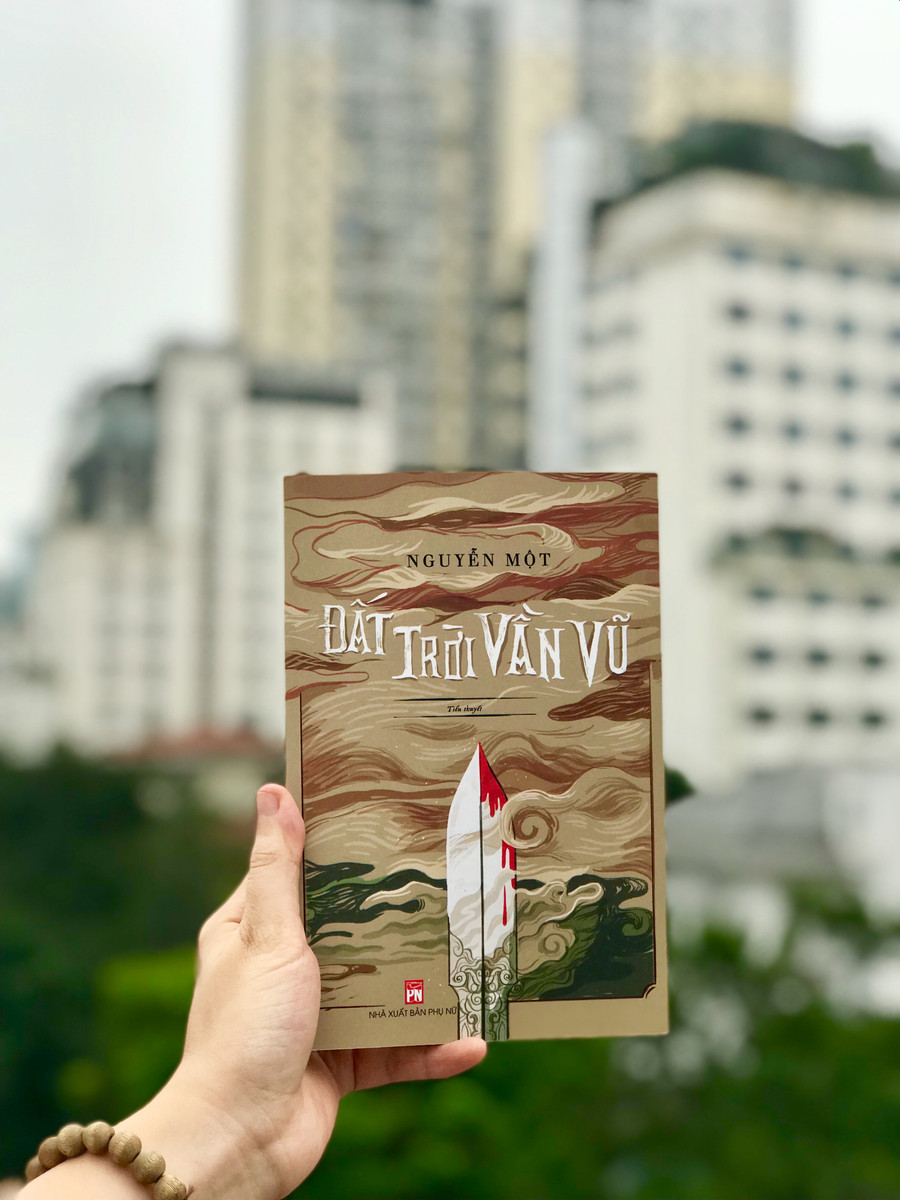 Bìa cuốn “Đất trời vần vũ” Bìa cuốn “Đất trời vần vũ”