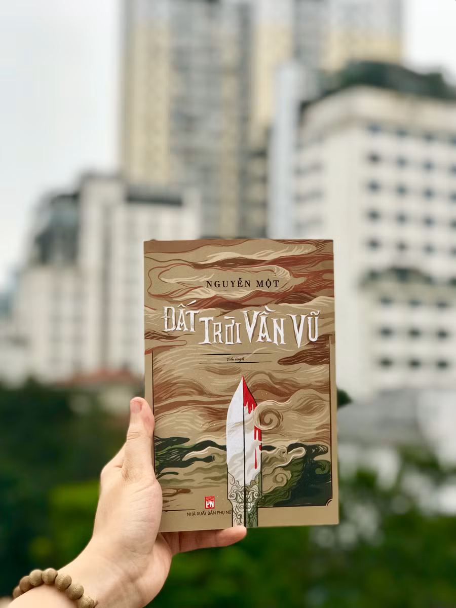 Bìa cuốn “Đất trời vần vũ”