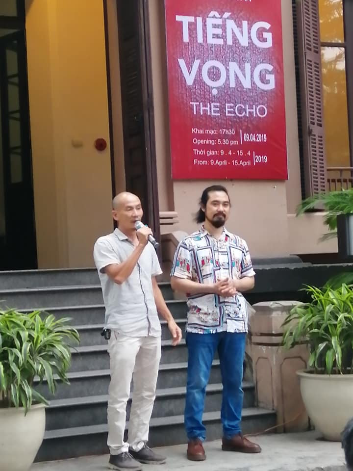 Họa sĩ Trịnh Tuân phát biểu tại khai mạc. Họa sĩ Trịnh Tuân phát biểu tại khai mạc.