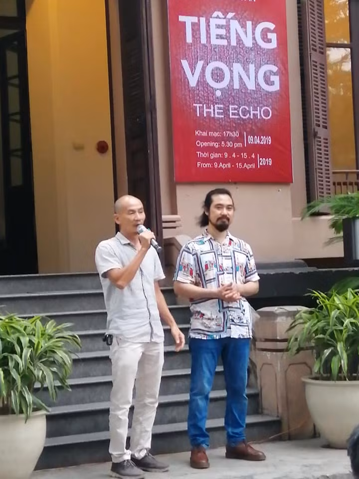 Họa sĩ Trịnh Tuân phát biểu tại khai mạc.