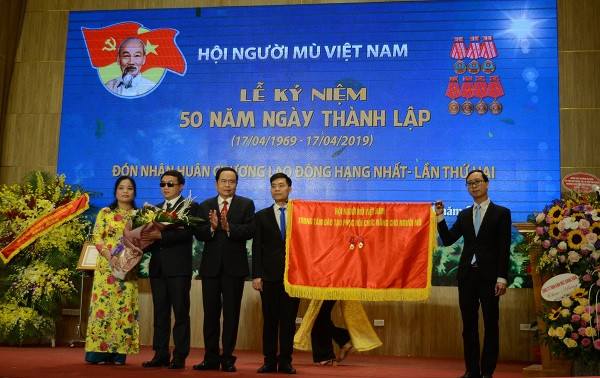 Thay mặt Đảng và Nhà nước, Ủy viên Bộ Chính trị, Bí thư Trung ương Đảng, Trưởng Ban Dân vận Trung ương - Trương Thị Mai, Chủ tịch Ủy ban Trung ương MTTQ Việt Nam Trần Thanh Mẫn đã trao tặng Huân chương lao động hạng nhất cho tập thể Hội người mù Việt Nam