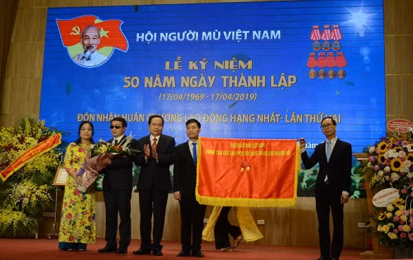 Thay mặt Đảng và Nhà nước, Ủy viên Bộ Chính trị, Bí thư Trung ương Đảng, Trưởng Ban Dân vận Trung ương - Trương Thị Mai, Chủ tịch Ủy ban Trung ương MTTQ Việt Nam Trần Thanh Mẫn đã trao tặng Huân chương lao động hạng nhất cho tập thể Hội người mù Việt Nam