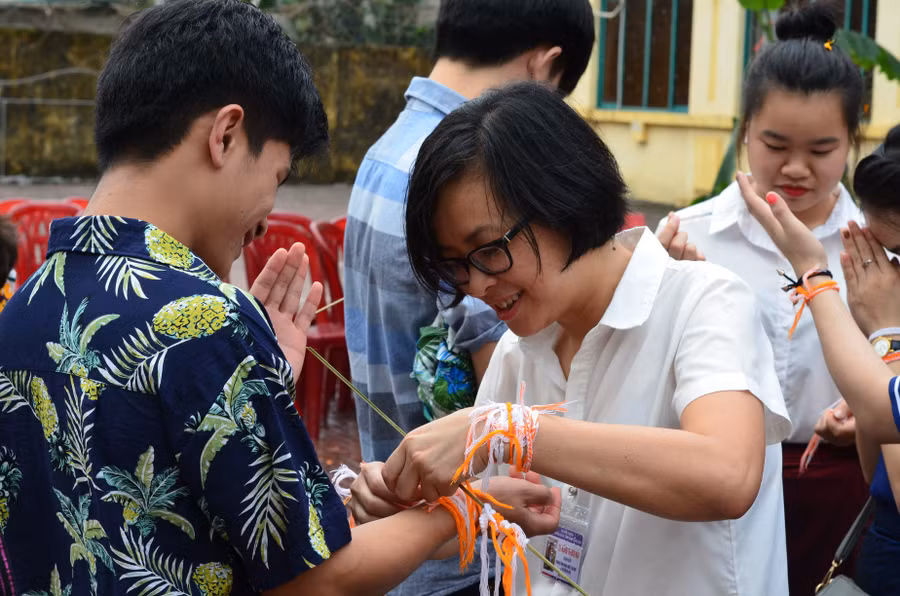 Buộc chỉ cổ tay