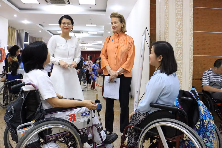 Các đại biểu thảo luận bên lề hội thảo Các đại biểu thảo luận bên lề hội thảo