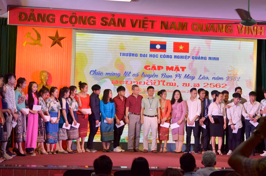 tết Bunpimay cho các lưu học sinh Lào