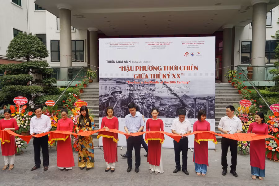 Lễ cắt băng khai mạc triển lãm