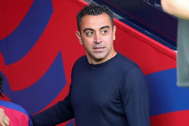 Xavi ấm ức vì bị Barca sa thải nhưng vẫn chơi đẹp với đội bóng cũ.