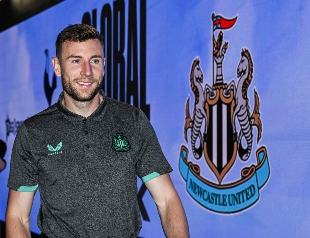 Newcastle đã bán cầu thủ phục vụ lâu nhất Paul Dummett.