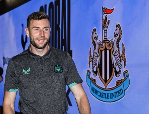 Newcastle đã bán cầu thủ phục vụ lâu nhất Paul Dummett.