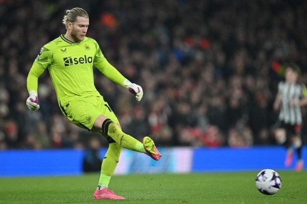 Thủ môn Loris Karius sẽ rời sân St. James&apos; Park sau 18 tháng.