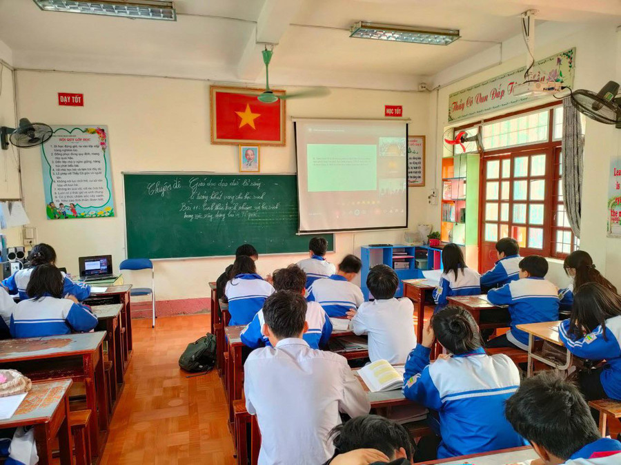 Bồi đắp lý tưởng sống cho học sinh cùng kiến thức, kĩ năng.