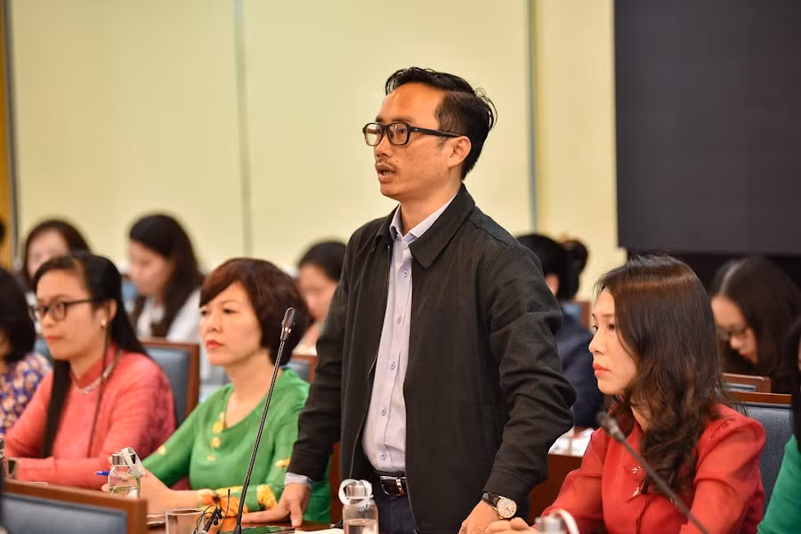 Đại diện nhà trường trao đổi tại buổi làm việc.