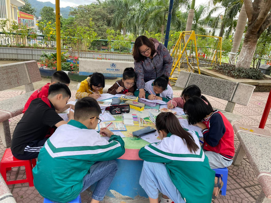 Ngoài tìm hiểu, thuyết trình thông tin bảo vệ môi trường, học sinh còn tham gia hoạt động cụ thể khác. Ngoài tìm hiểu, thuyết trình thông tin bảo vệ môi trường, học sinh còn tham gia hoạt động cụ thể khác.
