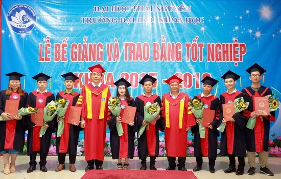 PGS.TS Nguyễn Văn Đăng - Hiệu trưởng và TS.Outhay Bannavong - Phó Trưởng phòng Tham tán Văn hóa và Giáo dục, Đại sứ quán nước CHDCND Lào trao bằng cho 8 tân cử nhân là lưu học sinh Lào