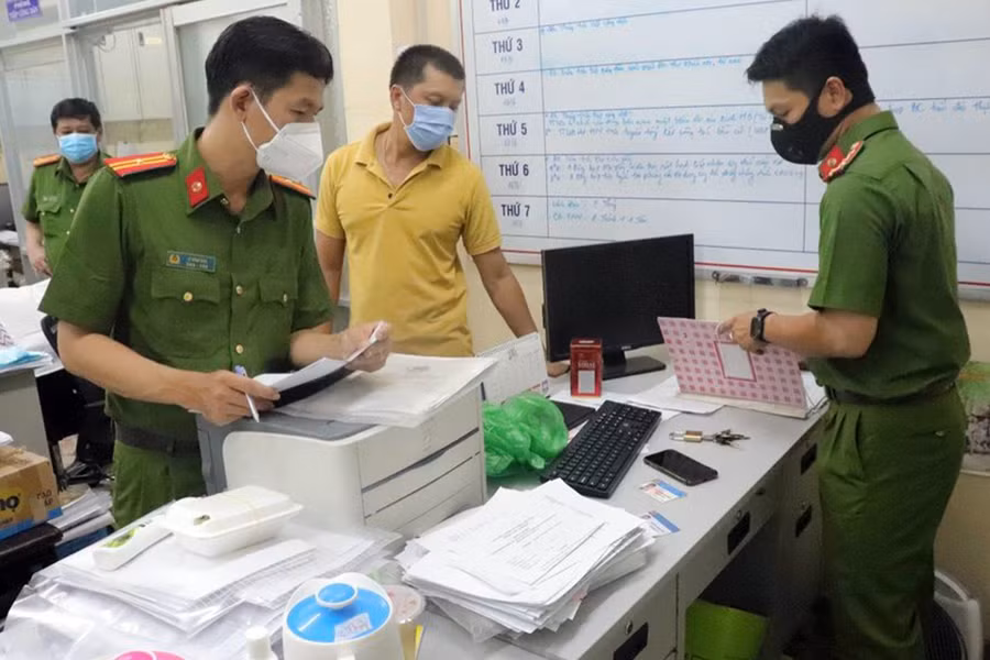 Công an khám xét nơi làm việc của bị can Trương Mạnh Thảo.