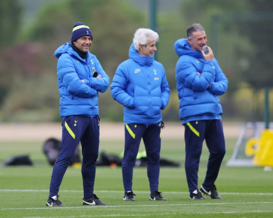 Ông Gian Piero Ventrone (giữa) đến Spurs cùng với chiến lược gia Antonio Conte năm ngoái. Ông Gian Piero Ventrone (giữa) đến Spurs cùng với chiến lược gia Antonio Conte năm ngoái.