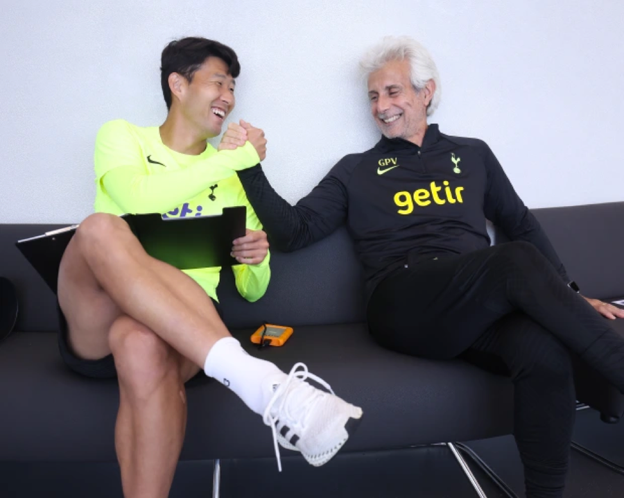 Chuyên gia người Ý xây dựng mối quan hệ thân thiết với Son Heung-min. Chuyên gia người Ý xây dựng mối quan hệ thân thiết với Son Heung-min.