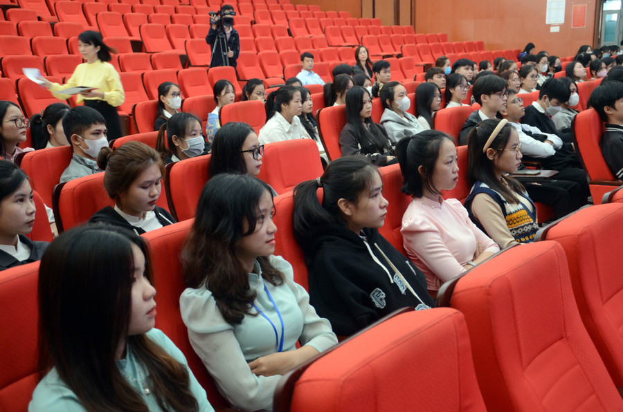 Sinh viên tham dự lễ trao học bổng Nguyễn Trường Tộ.