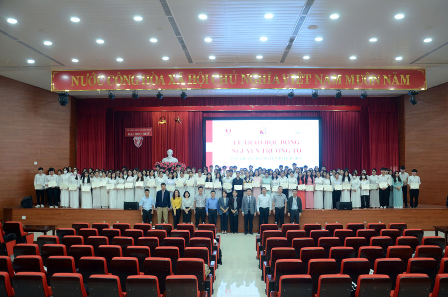 Đợt này có 158 sinh viên đến từ các trường thành viên, phân hiệu, khoa thuộc ĐH Huế vinh dự được nhận trao học bổng.