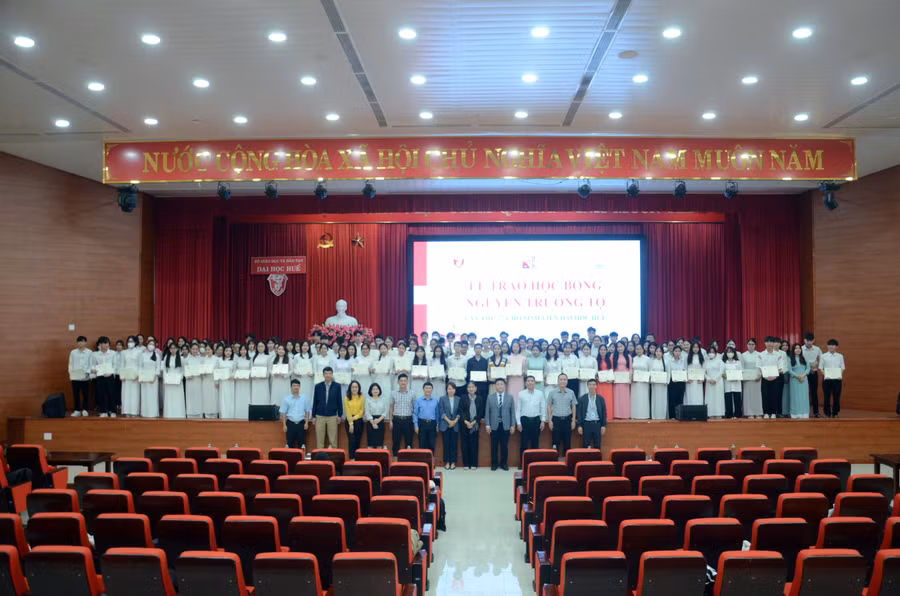 Đợt này có 158 sinh viên đến từ các trường thành viên, phân hiệu, khoa thuộc ĐH Huế vinh dự được nhận trao học bổng.
