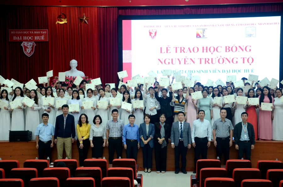 Trao 158 suất học bổng cho sinh viên của Đại học Huế.