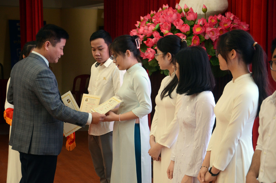 TS Bùi Văn Lợi - Phó Giám đốc ĐH Huế trao học bổng Nguyễn Trường Tộ cho sinh viên.