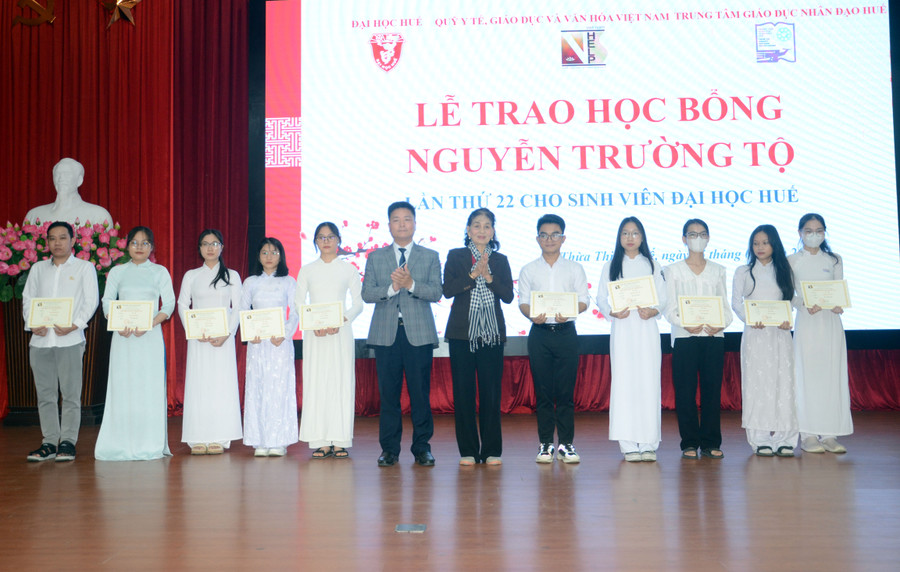 Đây là lần thứ 22 tổ chức VNHELP trao học bổng cho sinh viên ĐH Huế.