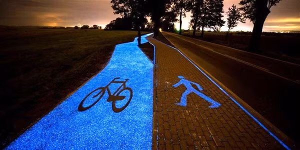 Con đường phát quang sau khi nhận năng lượng Mặt trời ở Ba Lan.