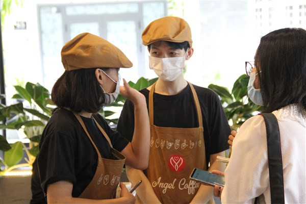 Những nhân viên của quán cà phê Angel phần lớn là người khiếm thính. 