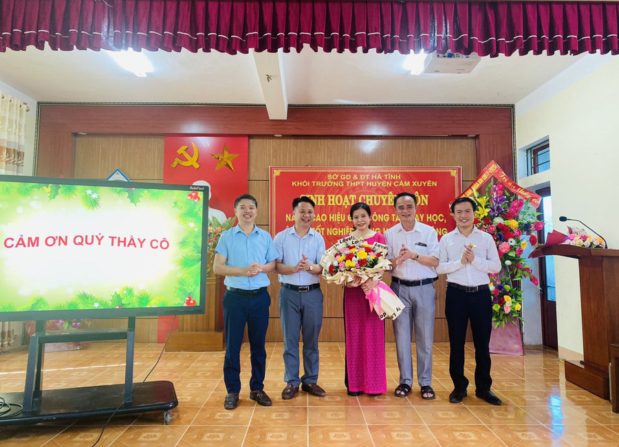 Nhà trường tặng hoa chúc mừng các giáo viên tham gia chia sẻ, sinh hoạt chuyên môn khối. (Ảnh: THPT NĐL).