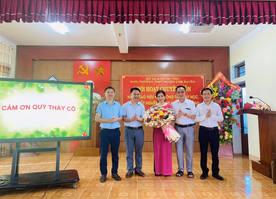 Nhà trường tặng hoa chúc mừng các giáo viên tham gia chia sẻ, sinh hoạt chuyên môn khối. (Ảnh: THPT NĐL).