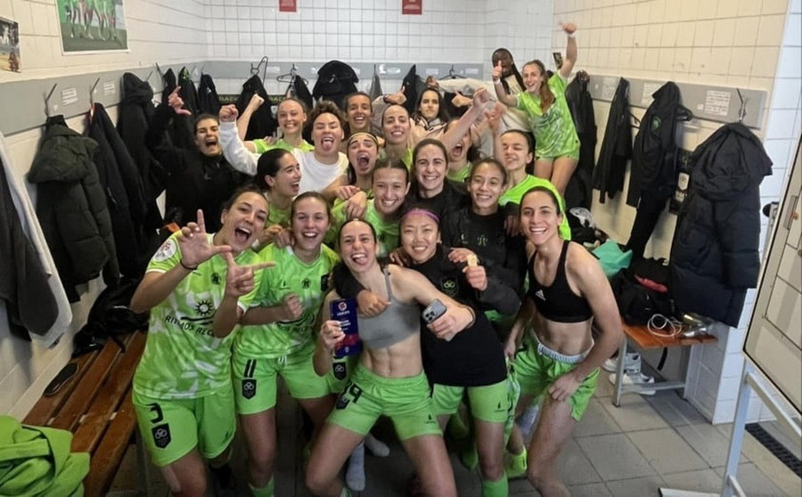 Huỳnh Như và các cầu thủ Lank FC ‘quẩy tưng bừng’ trong phòng thay đồ sau chiến thắng đầu tiên mùa này.