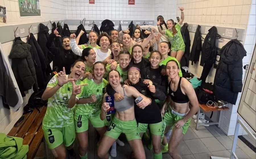 Huỳnh Như và các cầu thủ Lank FC ‘quẩy tưng bừng’ trong phòng thay đồ sau chiến thắng đầu tiên mùa này. Huỳnh Như và các cầu thủ Lank FC ‘quẩy tưng bừng’ trong phòng thay đồ sau chiến thắng đầu tiên mùa này.