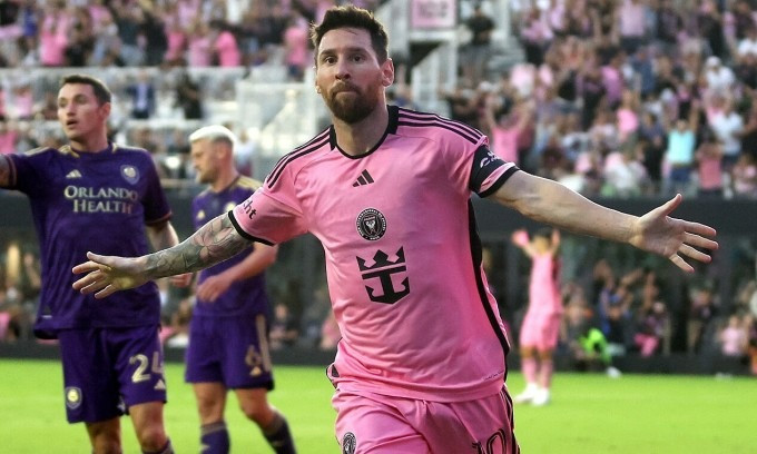 Messi lần đầu ghi 2 bàn trong một trận đấu mà không phải bằng chân, qua đó giúp Inter Miami hạ Orlando City 5-0 ở vòng 3 MLS hôm 3/3. Messi lần đầu ghi 2 bàn trong một trận đấu mà không phải bằng chân, qua đó giúp Inter Miami hạ Orlando City 5-0 ở vòng 3 MLS hôm 3/3.