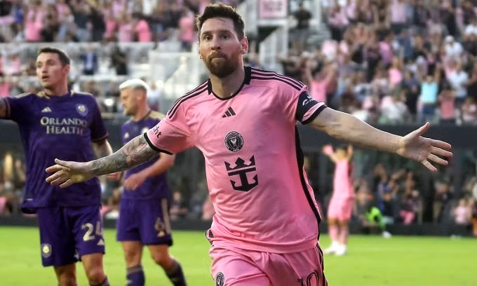 Messi lần đầu ghi 2 bàn trong một trận đấu mà không phải bằng chân, qua đó giúp Inter Miami hạ Orlando City 5-0 ở vòng 3 MLS hôm 3/3.