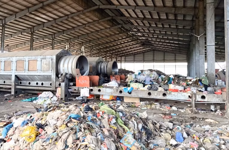 Rác bao vây nhà máy xử lý rác thải tỉnh Trà Vinh.
