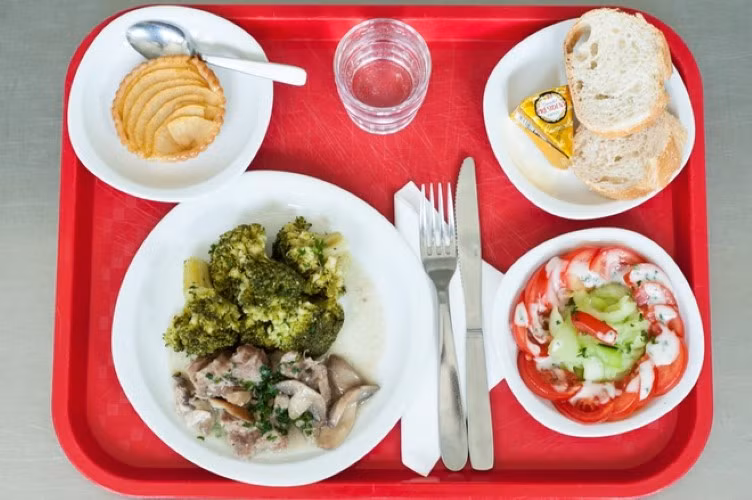 Một bữa trưa của học sinh Pháp.