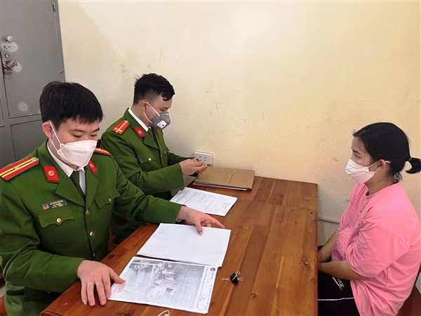 Lê Thị Hiền (22 tuổi), trú tại xã Minh Sơn, huyện Triệu Sơn (Thanh Hóa) tại cơ quan công an.