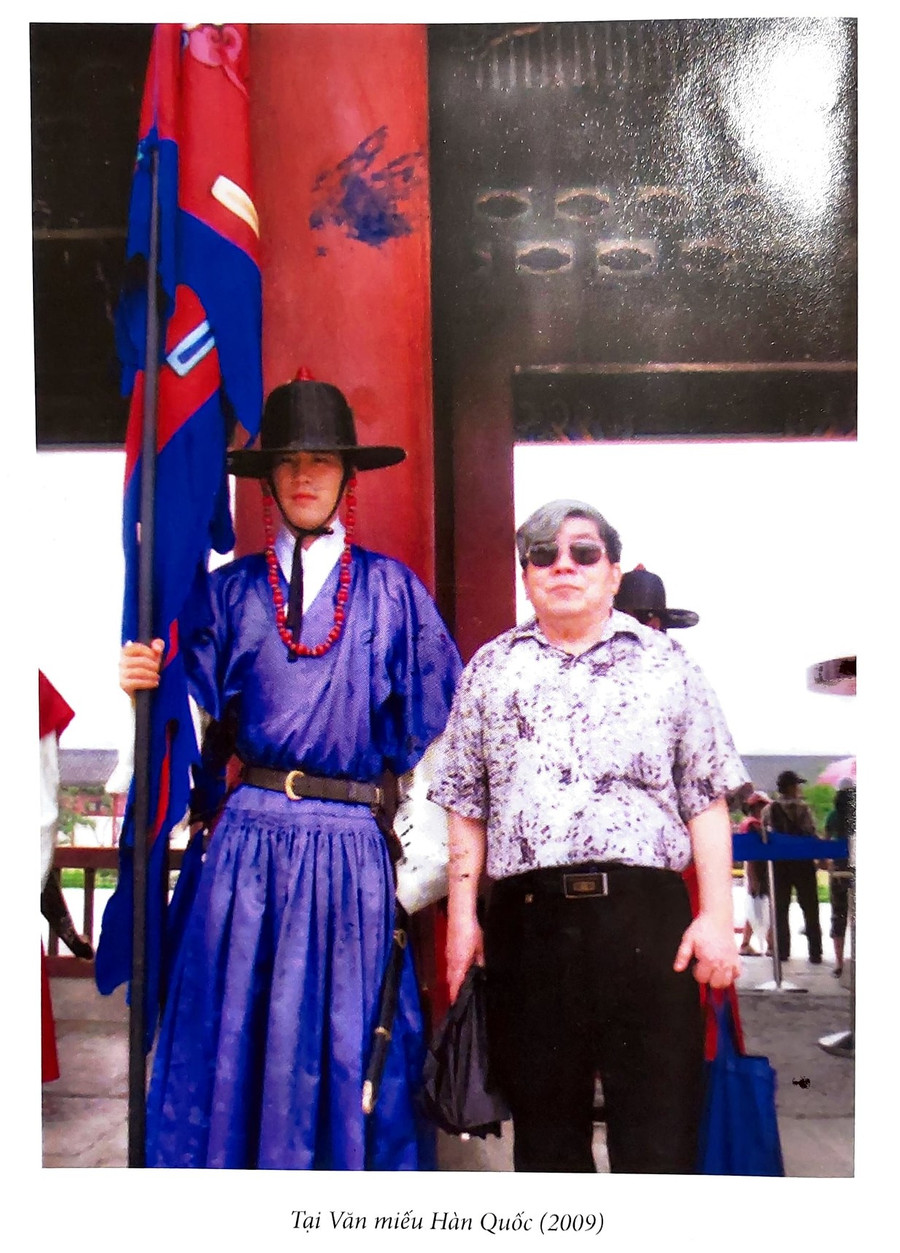 Giáo sư, Nhà giáo Nhân dân Hà Minh Đức tại Văn miếu Hàn Quốc. Ảnh: Bùi Việt Thắng - NVCC.