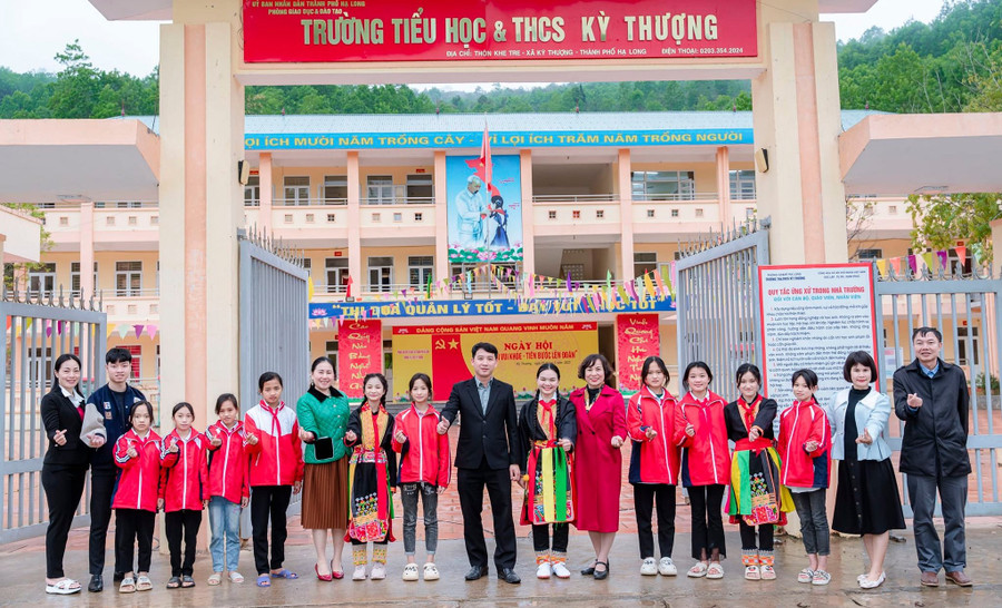 Thầy cô giáo và học sinh Trường Tiểu học và THCS Kỳ Thượng, TP Hạ Long khẳng định quyết tâm dạy - học tốt.