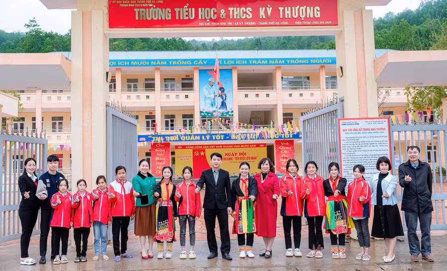 Thầy cô giáo và học sinh Trường Tiểu học và THCS Kỳ Thượng, TP Hạ Long khẳng định quyết tâm dạy - học tốt.