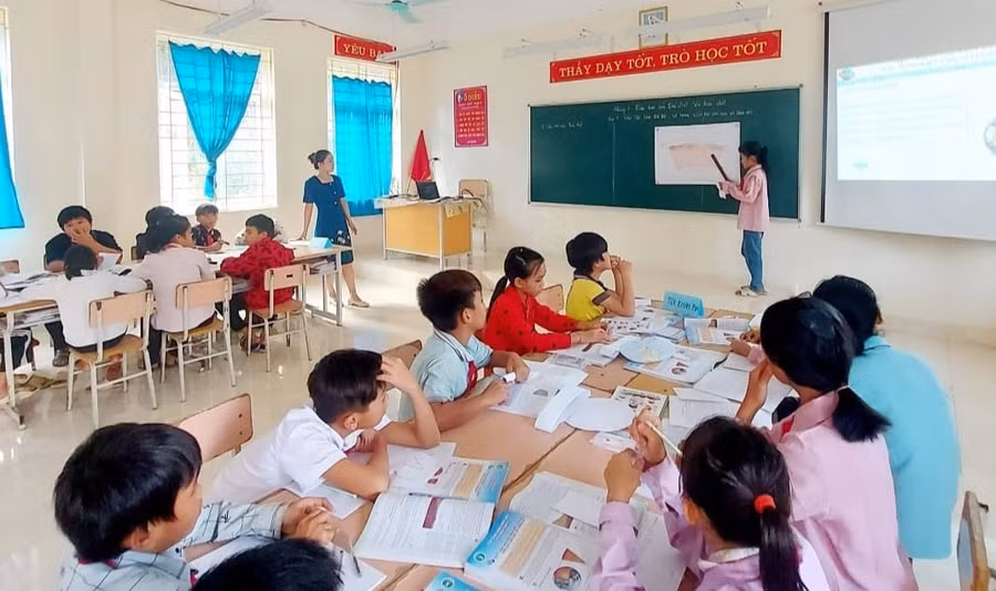 Động viên kịp thời để giáo viên bám trường bám lớp là giải pháp để nâng cao chất lượng giáo dục vùng khó.