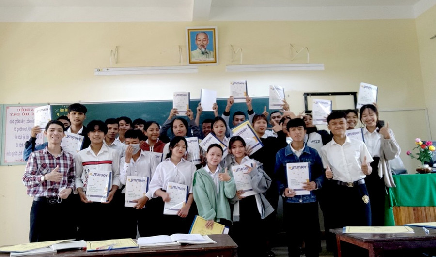 Thầy Trần Đình Phương (bìa trái) và học sinh Trường THCS -THPT Hồng Vân, huyện A Lưới, Thừa Thiên Huế.