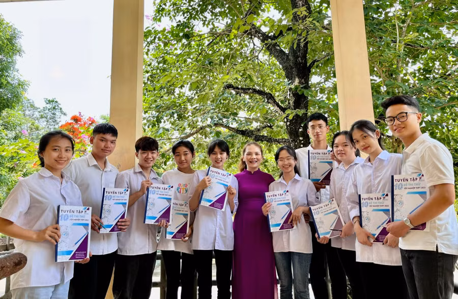 Với nhiều đổi mới, sáng tạo trong giảng dạy, cô Liên được nhiều học trò quý mến. Ảnh: TG