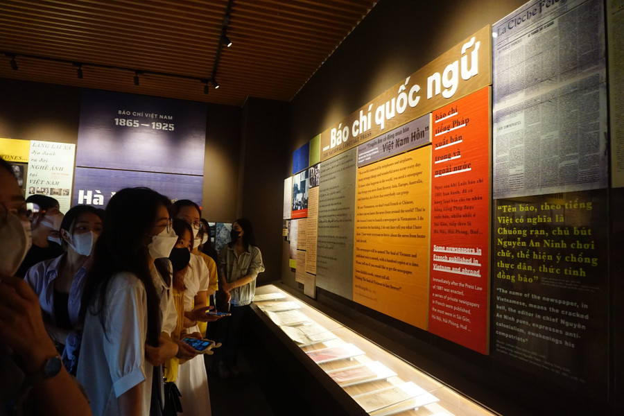 Các em sinh viên đến tham quan Bảo tàng Báo chí Việt Nam. Ảnh: BTCC.
