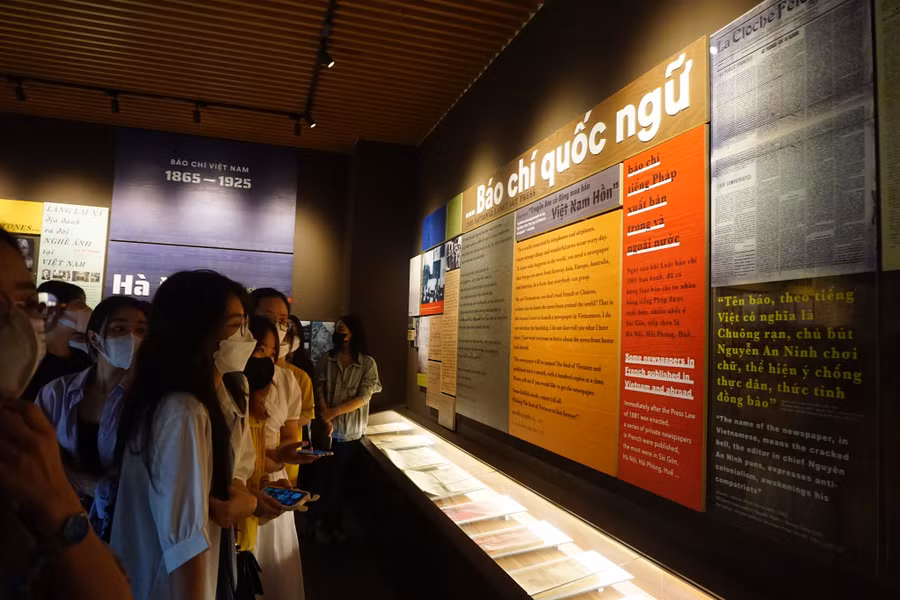 Các em sinh viên đến tham quan Bảo tàng Báo chí Việt Nam. Ảnh: BTCC.