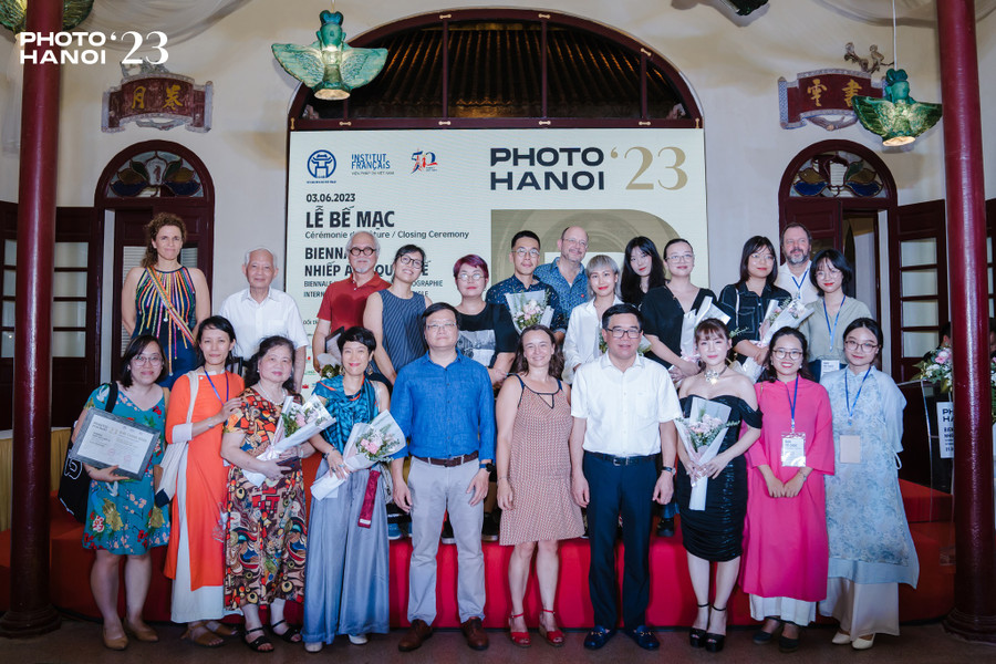 Nghệ sĩ Nguyễn Thế Sơn (thứ sáu, hàng đầu, từ phải sang) tại buổi bế mạc Photo Hà Nội 23. Ảnh: NVCC.
