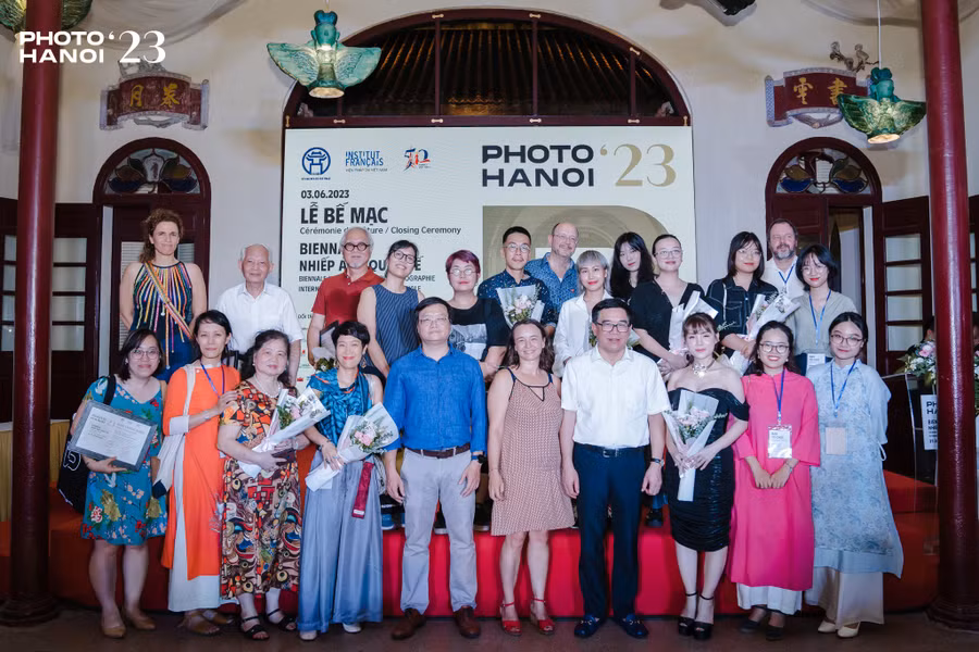Nghệ sĩ Nguyễn Thế Sơn (thứ sáu, hàng đầu, từ phải sang) tại buổi bế mạc Photo Hà Nội 23. Ảnh: NVCC.